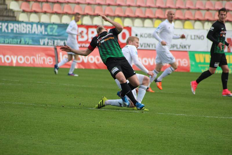 Karvinští fotbalisté (v bílém) prohráli po bezkrevném výkonu v Příbrami.