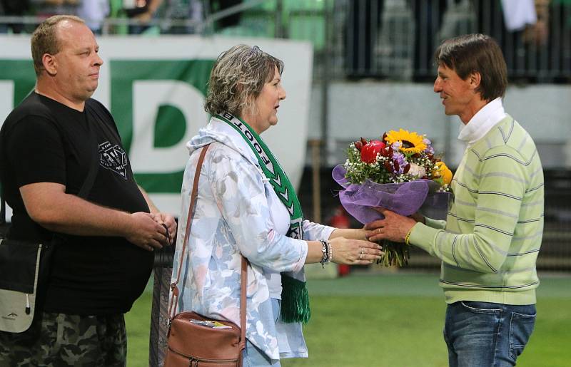 Oslavenec František Straka se dočkal gratulace od karvinských fanoušků.