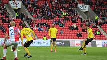 Karvinští (ve žlutém) se opět prezentovali nebojácným výkonem, ale Slavia vyhrála zaslouženě 5:2.