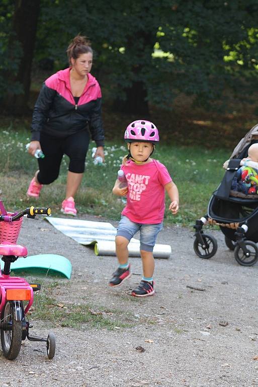 Každá maminka, která si vyzkouší strollering, si toto cvičení nemůže vynachválit. 