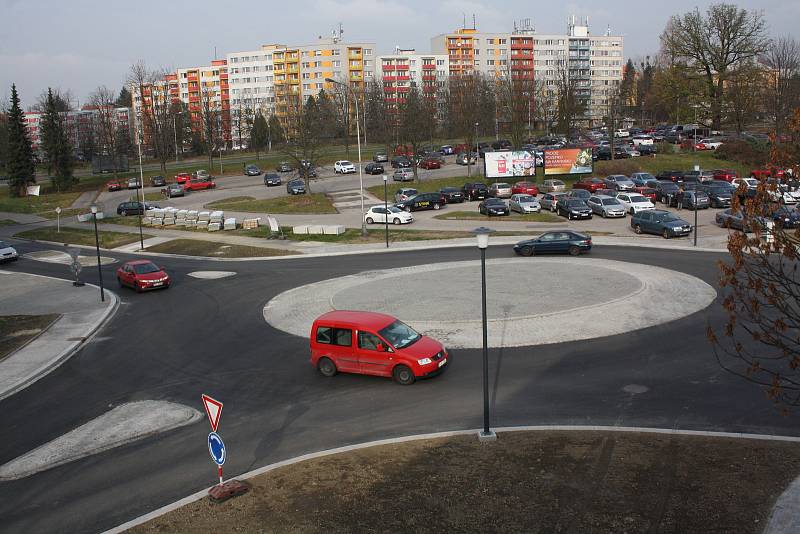 V centru Karviné už je průjezdný i druhý nový kruhový objezd - u kostela sv. Marka