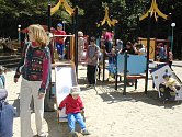 Dětské hřiště v centru Havířova v roce 2002. 