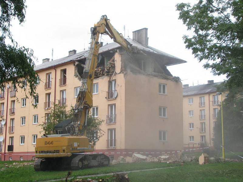 Demolice střechy a bytu v domě, který poškodil výbuch plynu. 