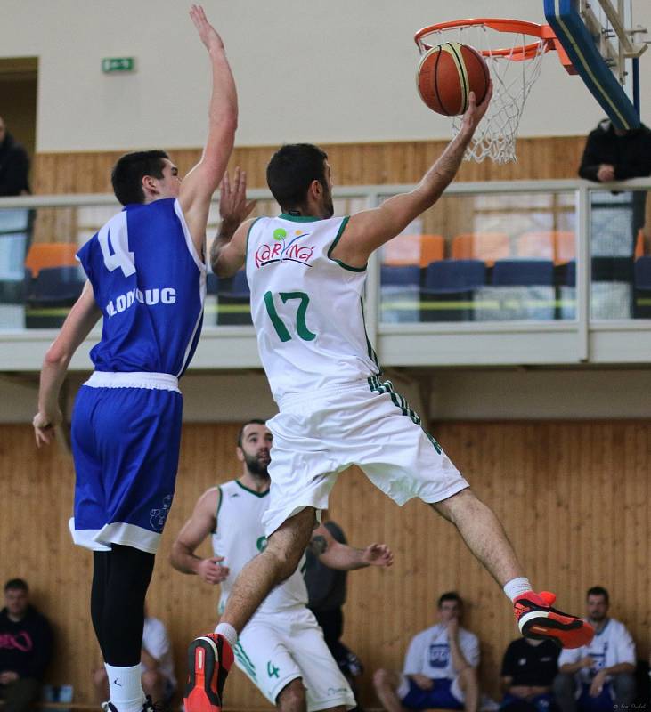 Basketbalisté Karviné (v bílém) podlehli doma Olomouci.