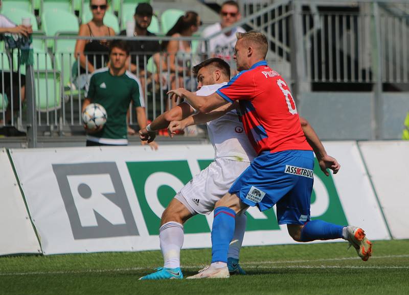 Karvinští fotbalisté (v bílém) podali proti Plzni kvalitní výkon. Nicméně prohráli 0:1.