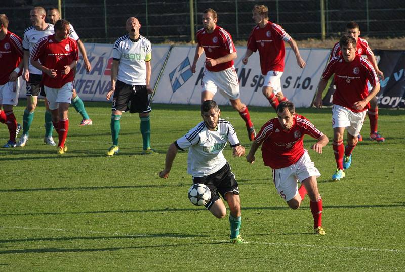 Karvinští fotbalisté (v bílém) porazili v zajímavém derby Třinec 2:1.