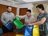 Tašky určené k třídění odpadu havířovská radnice rozdává svým obyvatelům. 