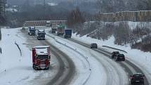 Přívaly sněhu na silnicích a dálnici D 48 u Českého Těšína způsobily komplikace v dopravě. Některé kamiony v kopci uvízly. Kvůli nehodě byl ucpaný a špatně průjezdný také sjezd z obchvatu města směrem na Třinec a Slovensko.