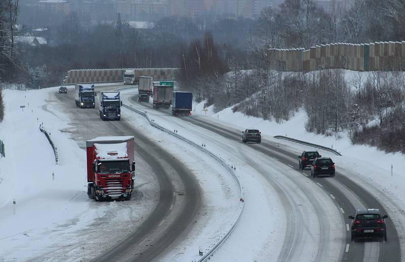 Přívaly sněhu na silnicích a dálnici D 48 u Českého Těšína způsobily komplikace v dopravě. Některé kamiony v kopci uvízly. Kvůli nehodě byl ucpaný a špatně průjezdný také sjezd z obchvatu města směrem na Třinec a Slovensko.