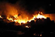 V Bohumíně hořel v noci na neděli sklad plastů. Likvidovalo jej na šest desítek hasičů. Škoda, kterou plameny způsobily přesahuje 800.000 korun.