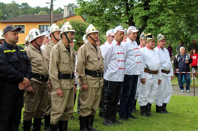 V rámci závodu se museli hasiči poprat s fyzicky náročnou obsluhou stříkačky  i s „půllitrem“ v místní hospůdce.