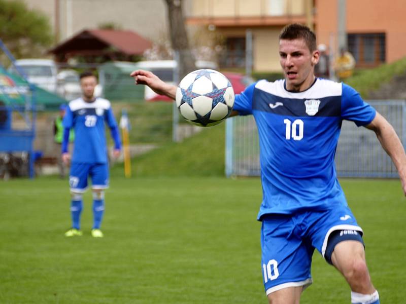 Havířovští fotbalisté (v modrém) přehráli Frýdlant jasně 3:0.