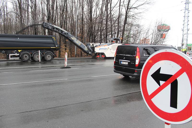 V křižovatce u obchodní zóny v Havířově panuje chaos.