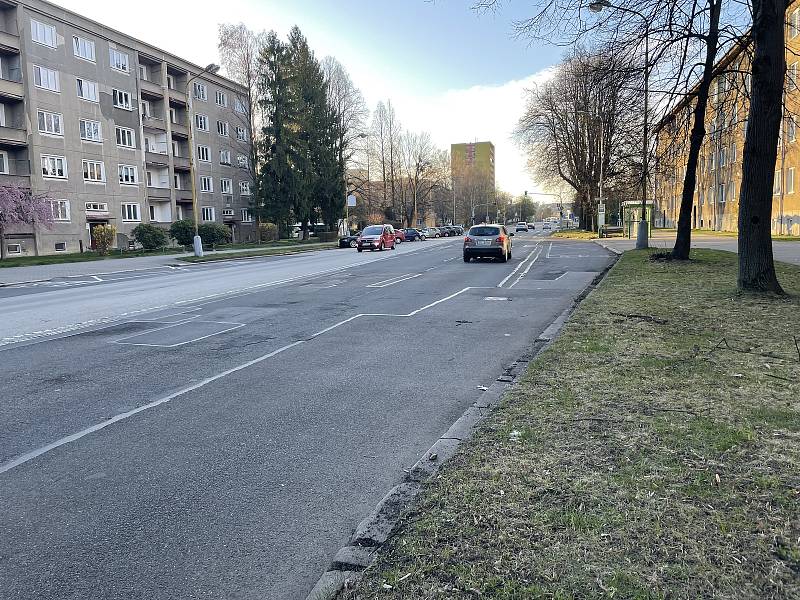 Na Národní třídě bude místo dvou jízdních pruhů na každé straně pouze jeden. Přibude 80 šikmých parkovacích míst.