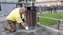 Staré odpadkové koše v centru Havířova nahrazují nové z nerezu.