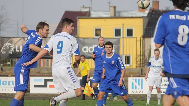 Fotbalisté Petrovic (v bílém) prohráli v Novém Jičíně 2:5.