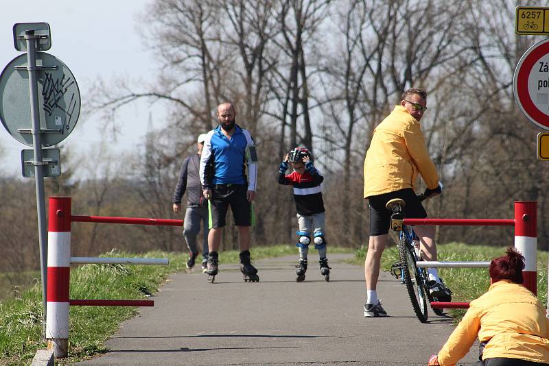 Slunečné a teplé počasí vylákalo lidi na cyklovýlety. Cyklostezka podél Olše a Darkovský most v Karviné byly v obležení cyklistů.