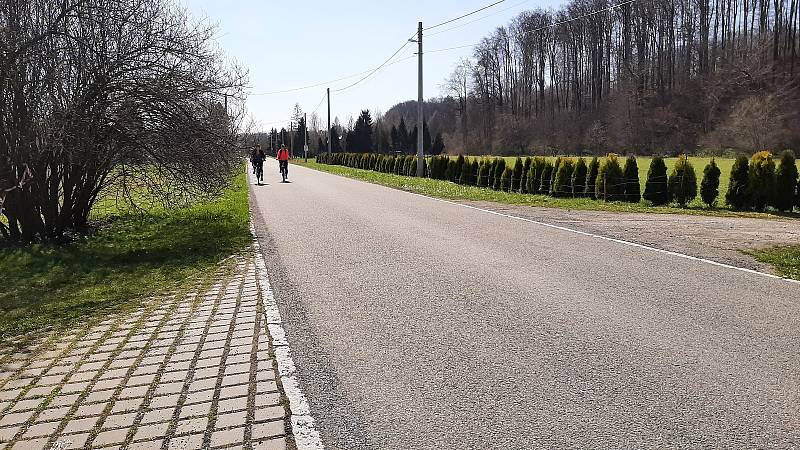 Slunečné a teplé počasí vylákalo lidi na cyklovýlety. Cyklostezka podél Olše a Darkovský most v Karviné byly v obležení cyklistů.