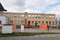 Až do listopadu je naplánovaná rekonstrukce některých částí výpravní budovy vlakového nádraží v Karviné, duben 2023.