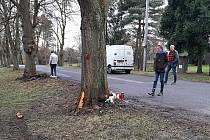 Místo nehody, při níž v pondělí zemřeli dva mladí muži, u zahrádkářské osady v Orlové-Městě. 20. února 2024.