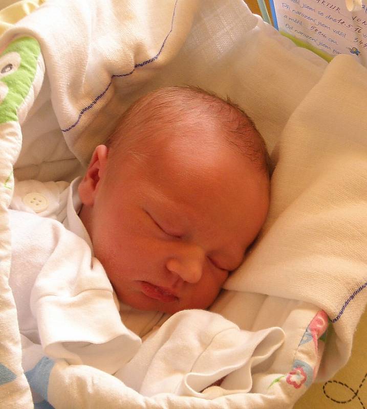 Artur Jonák se narodil 18. května mamince Šárce Jonákové z Bohumína. Po porodu dítě vážilo 3470 g a měřilo 50 cm.