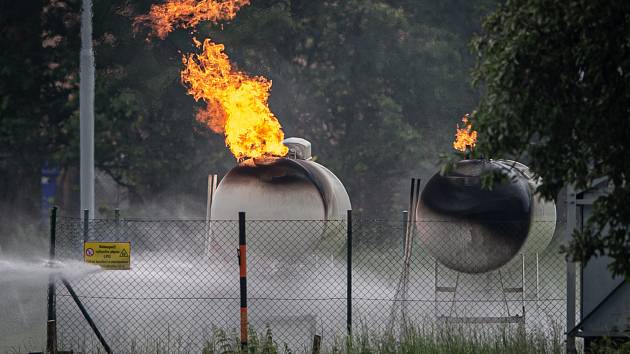 Na benzinové čerpací stanici hořel plyn, který unikal z nádrží na LPG.