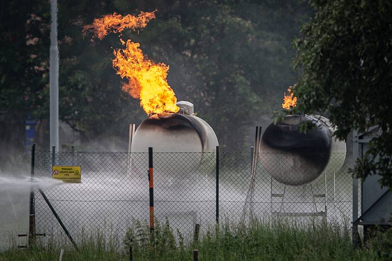 Na benzinové čerpací stanici hořel plyn, který unikal z nádrží na LPG.