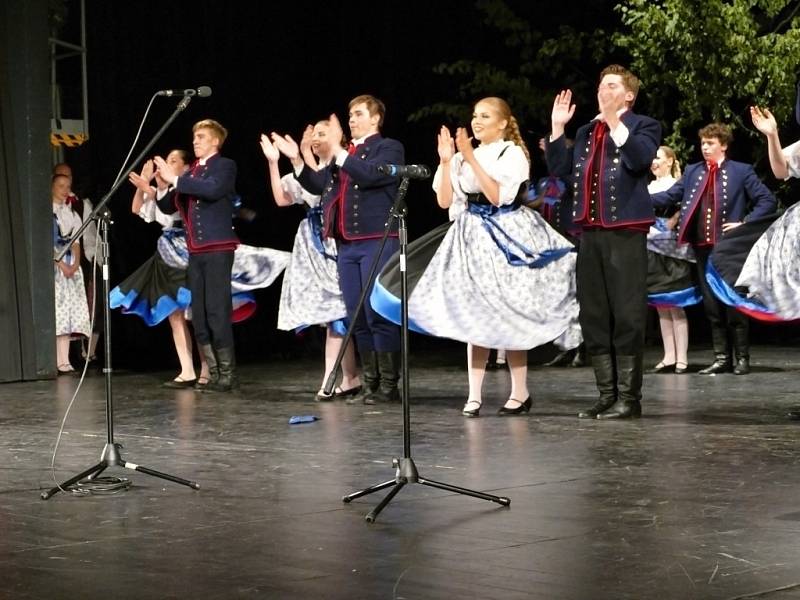 Soubor Błędowice oslavil pětatřicátiny koncertem ve velkém sále Kulturního domu Petra Bezruče v Havířově.