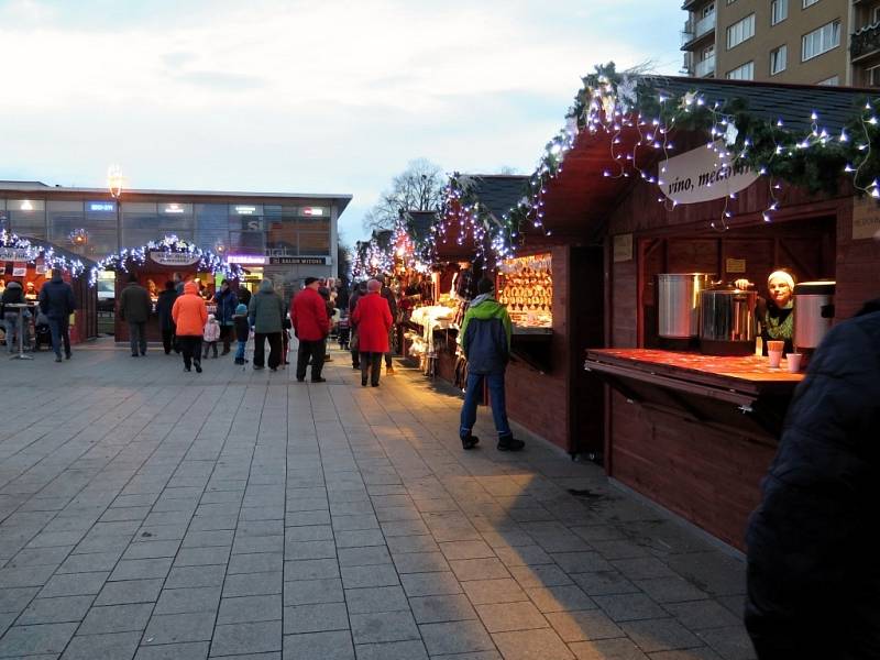 Vánoční městečko v Havířově je věnováno především dětem. Takto vypadalo o první adventní neděli.