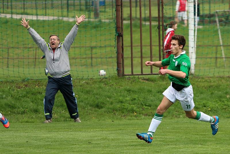 V derby v I.A třídě se z výhry nad Albrechticemi (v bílém) radovali hráči Dolních Datyní.