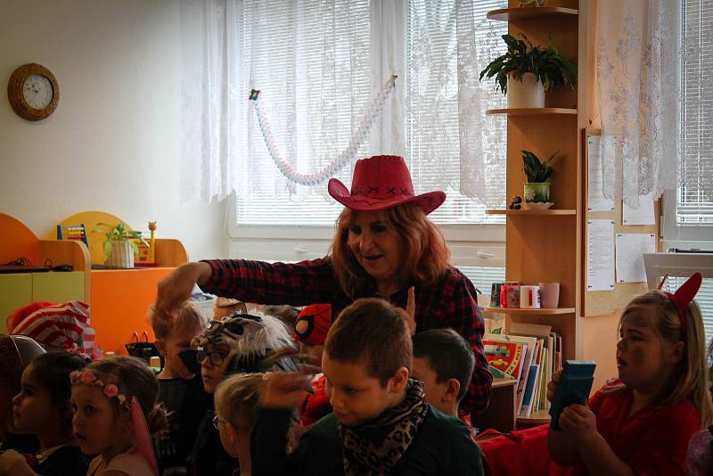 V rámci školního karnevalu na MŠ Slovenská v Karviné-Hranicích vystoupila beskydská písničkářka Kaczi.