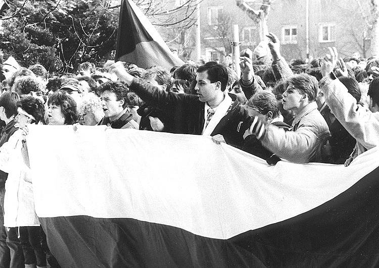 Také na Karvinsku vyšli v roce 1989 lidé do ulic a podpořili studenty. 