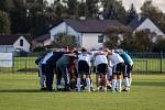 Petrovické derby v I.B třídě pro sebe získali fotbalisté Interu (v bílém), kteří vyhráli u kolegů ze Závady 2:1.