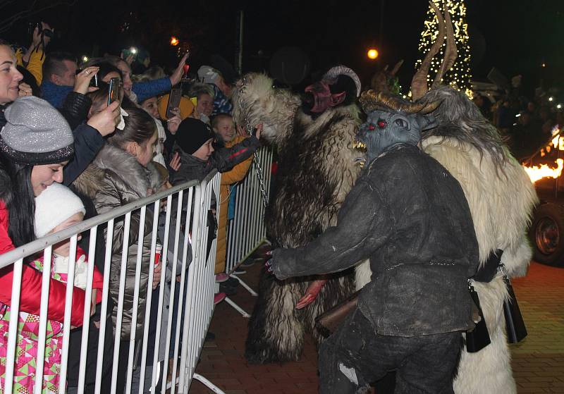 Čertovská krampus show v centru Orlové brala v neděli dech.