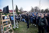 Utkání 26. kola první fotbalové ligy: MFK Karviná - Baník Ostrava, 29. března 2019 v Karviné. Na snímku fanoušci Baníku sledují zápas na TV před stadiónem.