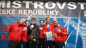 SKK Budo Havířov získal na MČR mládeže v prosinci 2023 pět medailí, z toho dvě zlaté. Vpravo Marek Franta, předseda a hlavní trenér klubu.