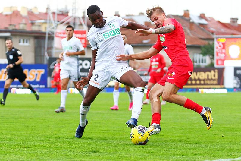 Fotbalisté Karviné (v bílém) zvládli zápas v Brně 2:0.