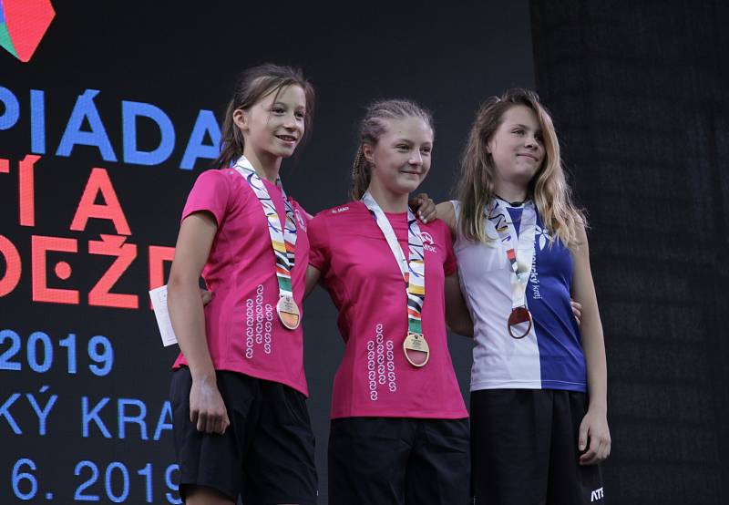 Nejlepší dívky. Zleva druhá Karolína Gendová, vítězka Markéta Janošová (obě MS kraj) a třetí Hana Šikulová (OL kraj).