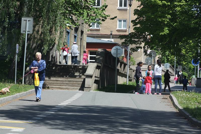 Mnozí obyvatelé Šumbarku si žijí poklidný život. Některým k bydlení v této čtvrti pomohl spolek Šumbarák.