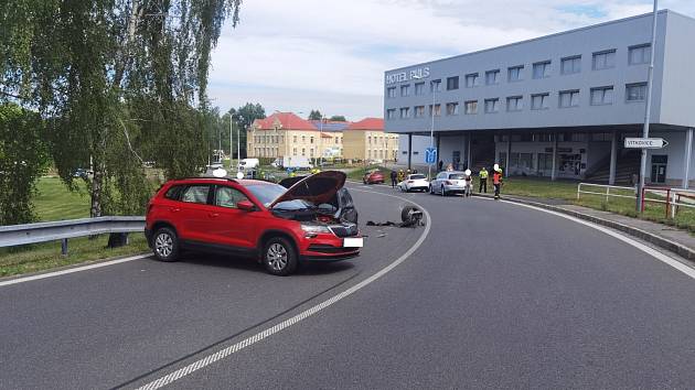 Ke srážce tří vozidel došlo v pondělí 8. srpna před jedenáctou hodinou na sjezdu z Plzeňské na Ruskou ulici v Ostravě.