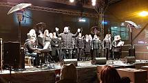 V Havířově na náměstí Republiky se ve středu 7. prosince 2022 zpívaly koledy. Z pódia předzpívával ženský sbor Canticorum.