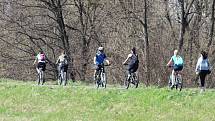 Slunečné a teplé počasí vylákalo lidi na cyklovýlety. Cyklostezka podél Olše a Darkovský most v Karviné byly v obležení cyklistů.