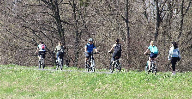 Slunečné a teplé počasí vylákalo lidi na cyklovýlety. Cyklostezka podél Olše a Darkovský most v Karviné byly v obležení cyklistů.