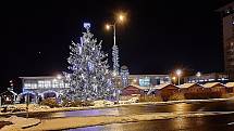 Vánoční strom a výzdoba Náměstí republiky v centru Havířova.
