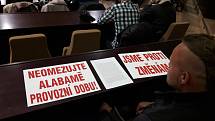 Zastánci diskotéky Alabama přišli na pondělní zastupitelstvo s protestními letáky.  Foto: Milan Haluška a Tomáš Januszek