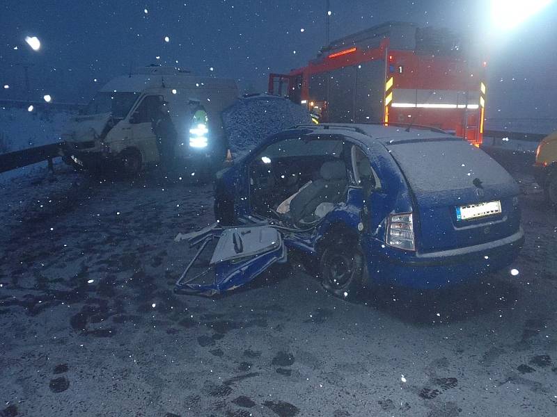 Vážná zranění utrpěla při střetu dvou automobilů řidička, která nezvládla jízdu po zasněžené silnici.