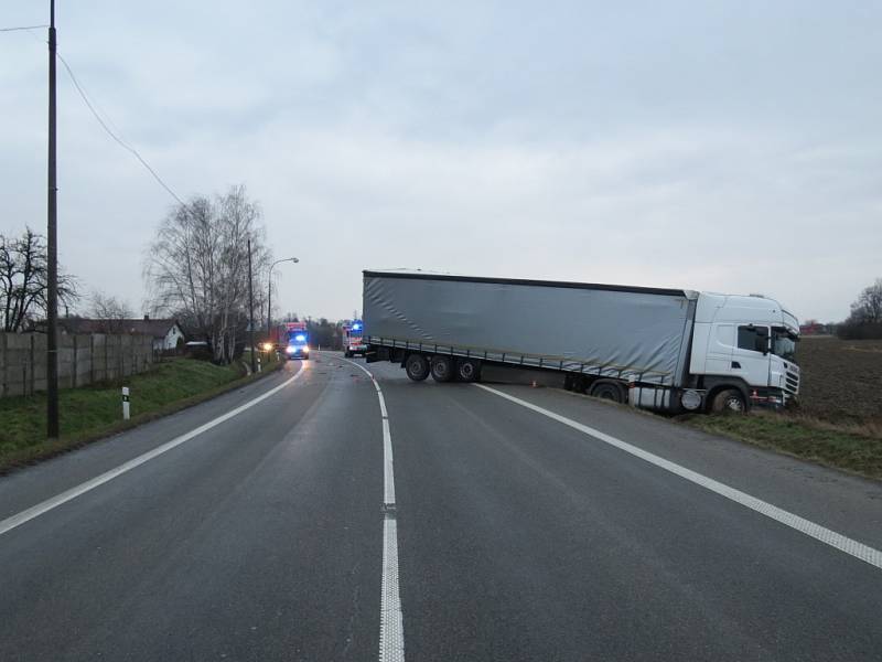 Nehoda kamionu s osobním automobilem. 