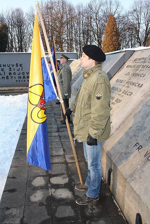 Obětem takzvané Sedmidenní války o Těšínsko se v pátek odpoledne poklonili účastníci pietního aktu u pomníku na orlovském hřbitově.  