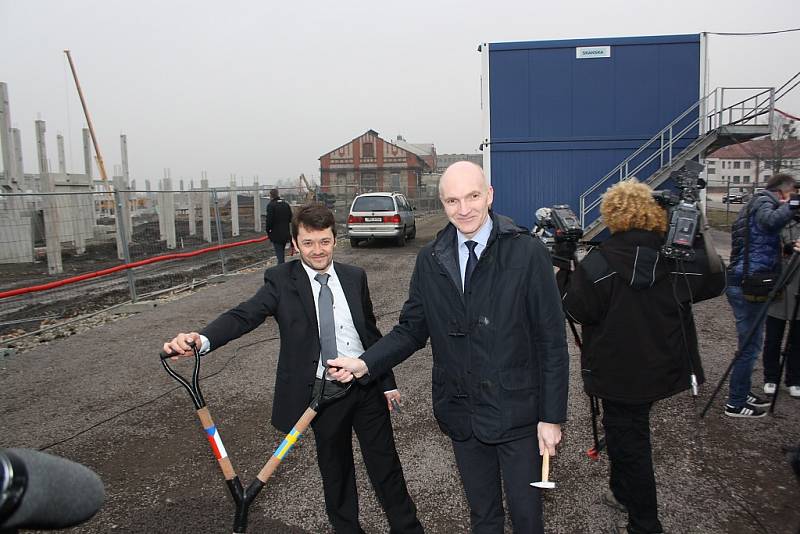 Slavnostní zahájení stavby Mölnlycke Health Care v Havířově-Dolní Suché. Emmanuel Chilaud a Eric De Kesel. 
