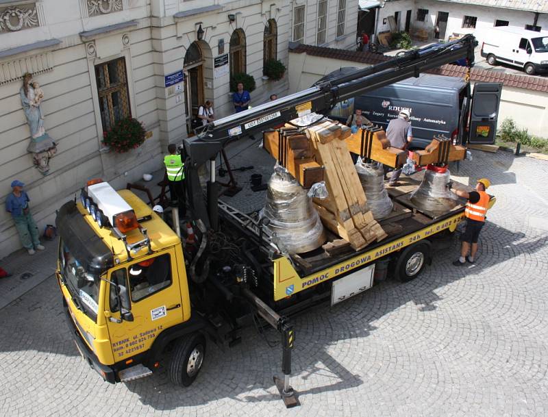 Vykládání čtyř nových zvonů v Karviné-Fryštátě. 